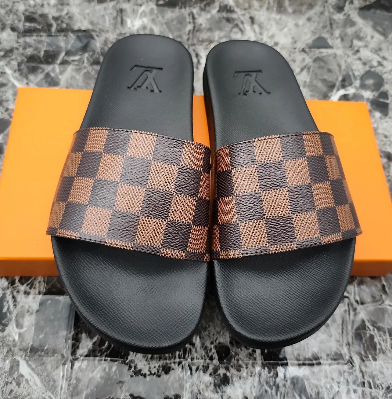 👟👟Ex-factory price 260👟👟 (available all year round), same style for men and women, size 35--48. Couple style🎗Louis Vuitton "LV" slippers, a much-anticipated one, so beautiful that it will melt your hearts❤! It is simply a masterpiece of extraordinary craftsmanship. It is a must-have for everyone. It is made by open mold. It feels Q-bounce and super soft on the feet. It is super delicate on the feet. It is an exclusive model. There are many layouts, so there is always one you like🎉🎉